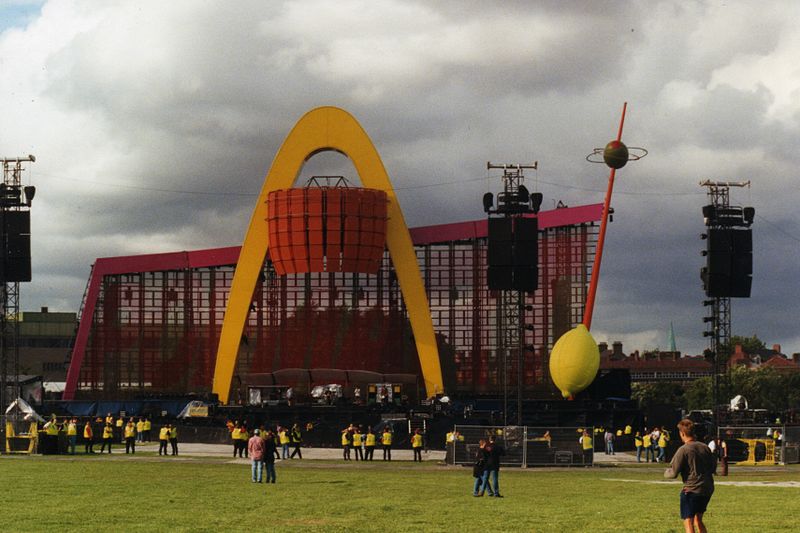 800px-U2_PopMart_Tour,_Belfast,_August_1997_(03)