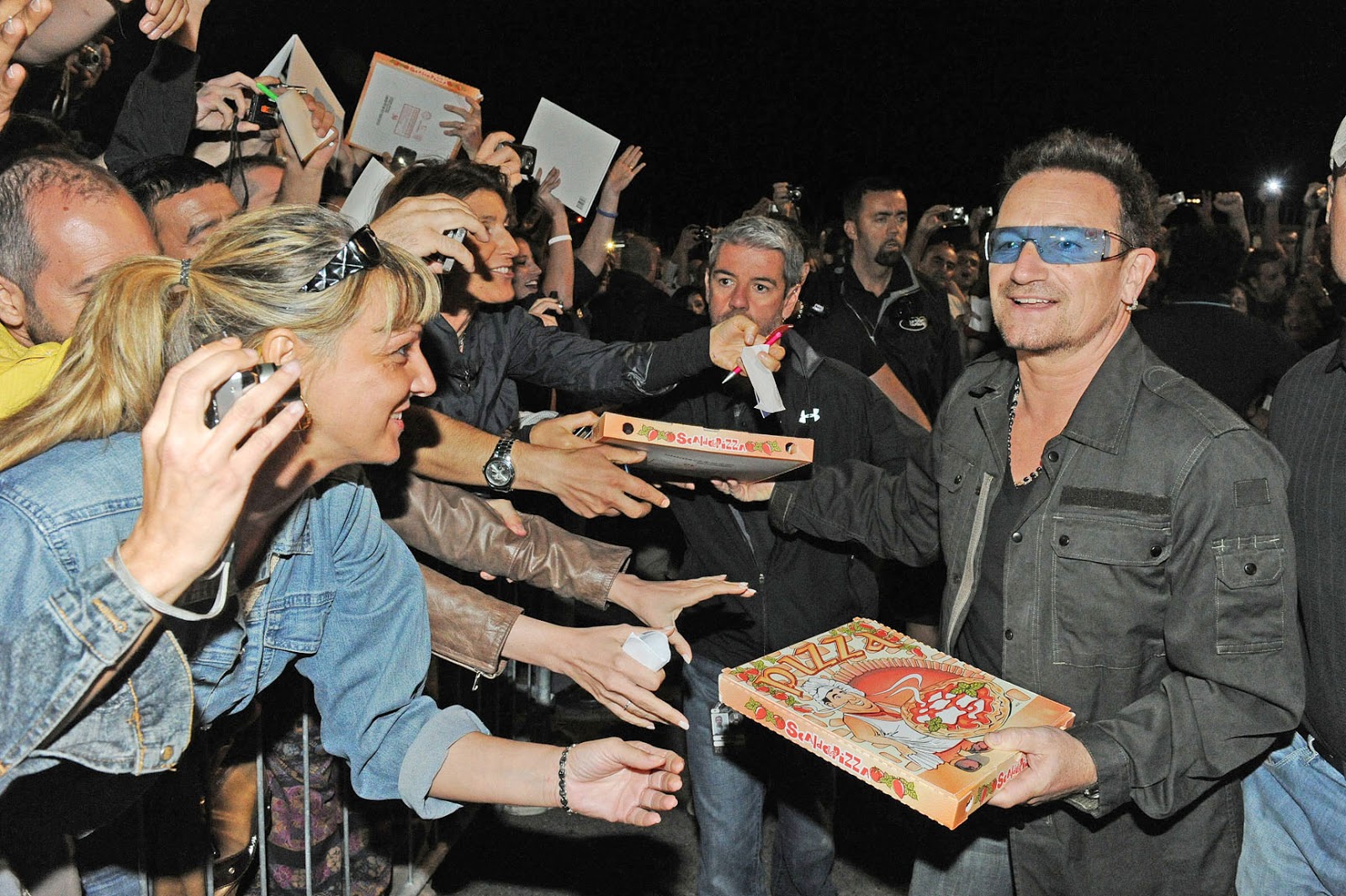 bono vox u2 concerto torino porta pizza a pubblico foto daniele solavaggione